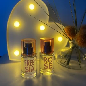 Parfymduo Freesia & Rose Solinotes - Två stilrena parfymflaskor från Solinotes i dofterna Freesia och Rose. Flaskorna är genomskinliga med guldiga lock och tydlig text i rosa. Perfekt för dig som gillar blommiga och fräscha dofter. Ej kartong
