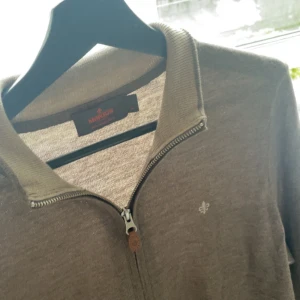 Morris merino fullzip  - Zullzip tröja ifrån Morris, 100% merinoull, inte mycket använd, nypris ligger på runt 1600, priset ej hugget 