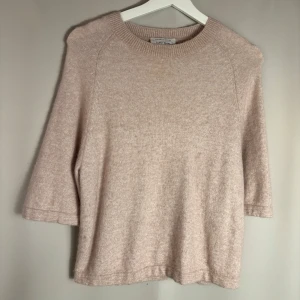 stickad tröja - stickad trekvarts tröja från & Other Stories. Passar perfekt till hösten! Bra skick och sparsamt använd 💗