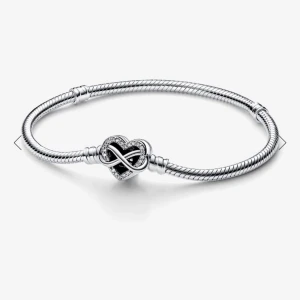 Pandora armband  - Nytt armband från Pandora köpt för 899kr på deras hemsida storlek 18, super fint skick ask medföljer!🩷🩷
