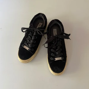 Sneakers velour - Svarta Steve madden sneakers, använda