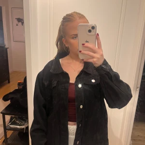 Svart jeansjacka  - Herrstorlek M men passar mig oversize som är XS/S