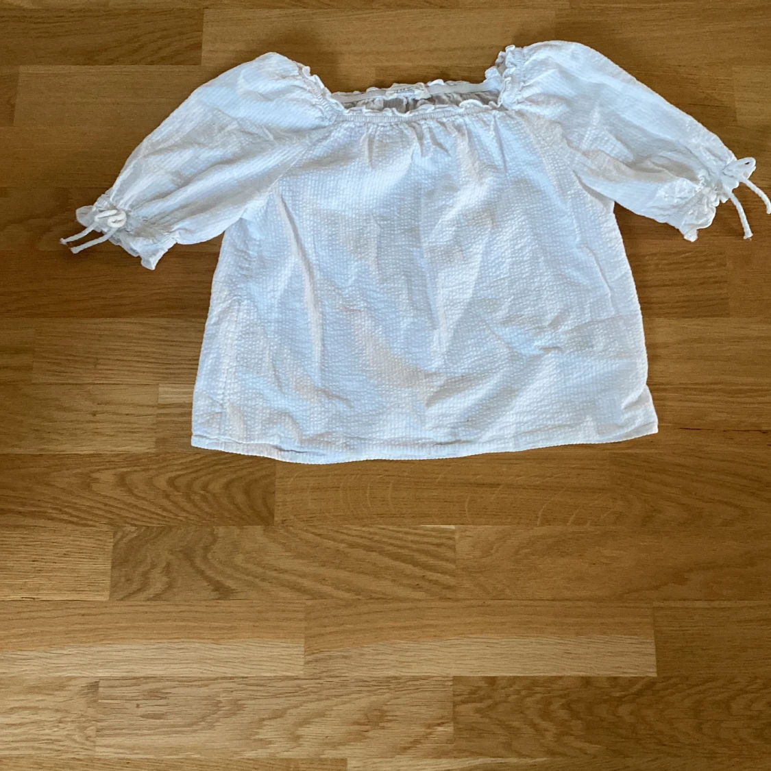 Vit blus med puffärm från H&M