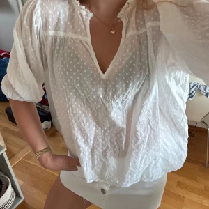Vit blus från Kappahl!  - Vit jättefin blus från Kappahl. Passar perfekt till en snygg och fräsch sommar outfit, då den är väldigt tunn. 