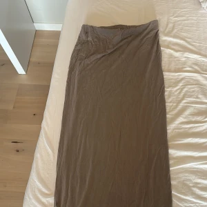 långkjol från lager 157 i storlek xs - En stilren brun långkjol med rak passform och enkel design. 