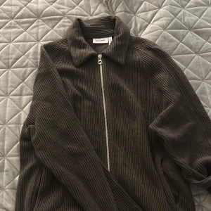 Brun manchesterjacka från Weekday XS - Säljer en brun manchesterjacka från Weekday i storlek XS. Jackan har en rak passform, klassisk krage och hel dragkedja framtill. Materialet är grovt ribbat och ger en snygg retrovibe. Perfekt för dig som gillar stilrena och bekväma plagg.