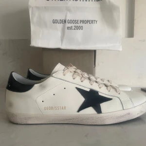 Golden Goose  - Säljer dessa tvär feta golden goose i storlek 43. Skicket på skorna är 9/10🤩 Vid köp av skorna ingår box, dustbag , passport och kvitto❗️ För fler bilder eller övriga fråga kontakta gärna oss☺️