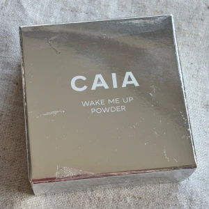 CAIA Wake Me Up Powder - Endast sparsamt testad vid ett tillfälle - men nyansen passade tyvärr inte mig. Nyansen ”Banana”  ”Ett mjukt löspuder som ljusar upp och smälter in i huden tack vare sin transparenta täckning. Wake Me Up är speciellt utvecklad för området runt ögonen och har en skimrig formula som ger en uppljusande effekt. Pudret innehåller hyaluronsyra som har återfuktande egenskaper och gör att produkten blir ett med huden.”  Nypris 249kr.