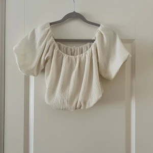 croppad blus med puffärm - Superfin lyxig gräddvit blus med croppad passform  XS/S🤍✨ej använd