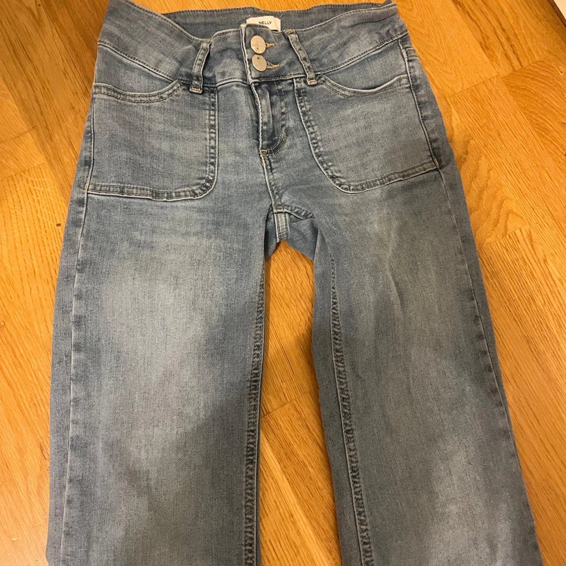 Bootcut jeans i ljusblå denim från Nelly - 2