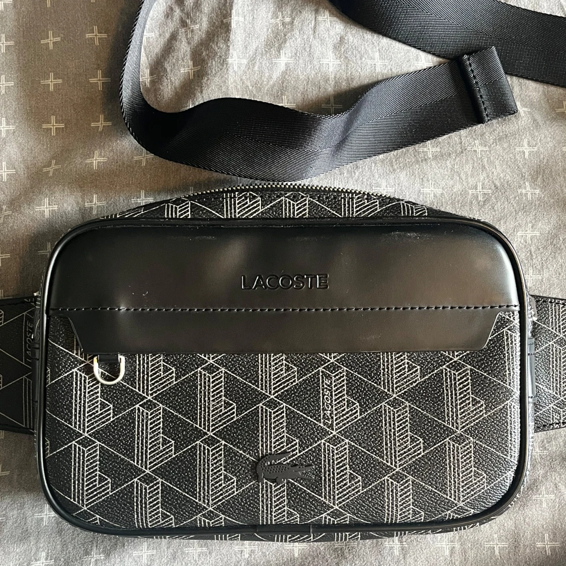 Svart magväska från Lacoste med mönster - 1