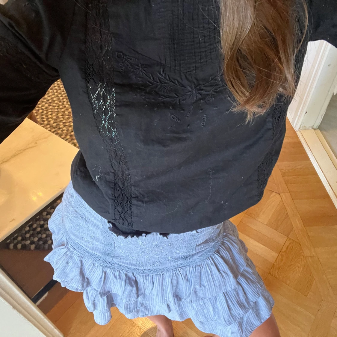 Ljusblå volangkjol med broderi - 1