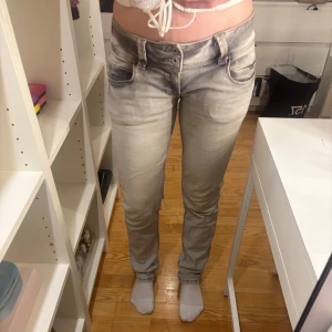 Gråa low waist jeans - Gråa low waist jeans från pepe jeans!  Sitter som Strl S😊