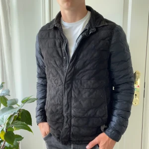 Massimo Dutti jacka  - Lätt den fetaste jackan jag har inne, och fetast för hösten! Lite tjockare i materialet. Skulle tro att materialet där fram är mocka. Den har en kedja och en knappar som ger det en extra look. Skicket är väldigt bra med inga större defekter förutom att den har varit använd och man kan se det lite på mockan. Modellen är 180,75 kg och bär M! 