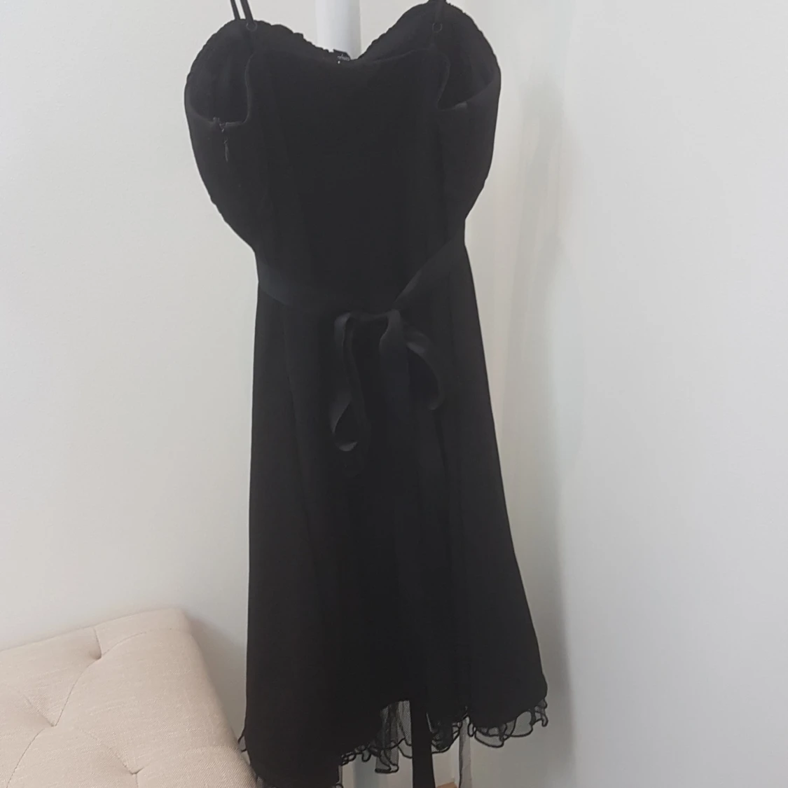 Svart kortklänning med volangkant - 1