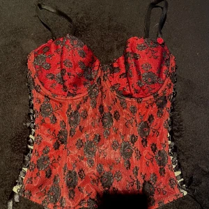 Korsett topp - Snyggaste korsetttoppen, perfekt för en gotare eller vem som till fest eller annat🖤 köpt på vinted men inte använd tyvärr. Passar en B kupa