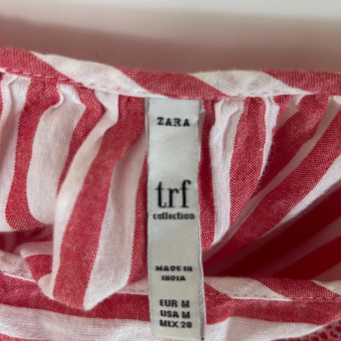 Randig röd- och vit blus - 2