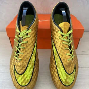 Nike hypervenom - Nike hypervenom modell 2014, Neymar Jr. Använda men skon är inte inspelad i dem så storleken sitter exakt som den ska. Inga defekter. Hör av dig vid minsta funderingar!☺️