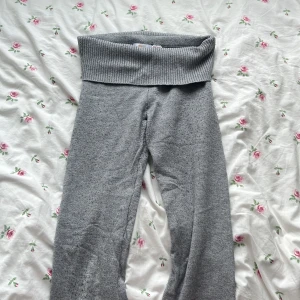 Grå mjukisbyxor från Gina Tricot - Supermysiga grå stickade yogapants från Gina young. Säljs för att jag växt ur dem. Lite noppror som lätt kan tas bort i nopprings maskin! 