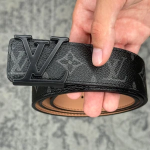 Svart Iv bälte i ikonisk design - Snyggt och stilrent bälte med svart metallspänne och subtilt mönster över hela remmen. 🔘 Storlek: 105 cm 🔘 Skick: Oanvänt