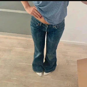 Levis jeans med låg midja  - Såå snygga bootcut jeans som tyvärr var för små på mig 🥲🥲 superfint skick! W:28 L:33 midjemått:36 innerbenslängd: 80