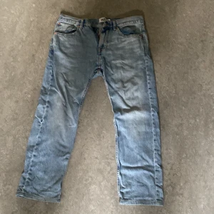 Ljusblå jeans från 157 New Classic - Säljer ett par klassiska ljusblå jeans från 157 New Classic. Jeansen har rak passform, fem fickor och snygga kontrastsömmar. Perfekta för dig som gillar en tidlös och avslappnad stil. Materialet är slitstarkt denim i bomull.