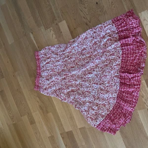 Rödvit långkjol med blommigt mönster från Zara - Supersöt långkjol från Zara i rödvitt blommigt mönster. Storlek M men passar även mig som brukar ha S❤️