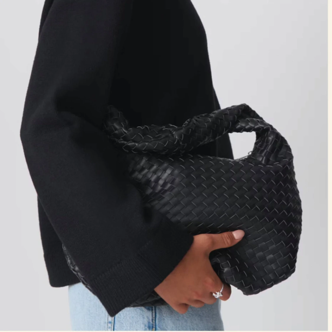Svart flätad axelväska i skinn - 1