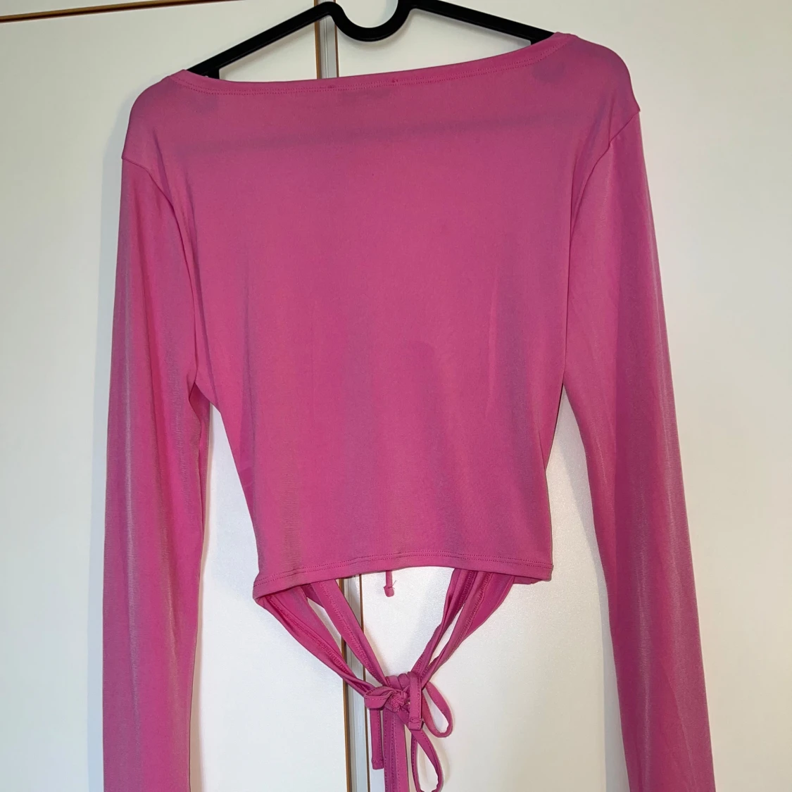 Rosa omlottopp med knyt från NA-KD - 1