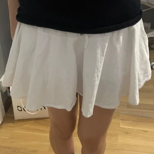 Vit flowy kjol  - Superfin vit kjol med flowig passform. Passar till allt💕har till och med inbyggda shorts!
