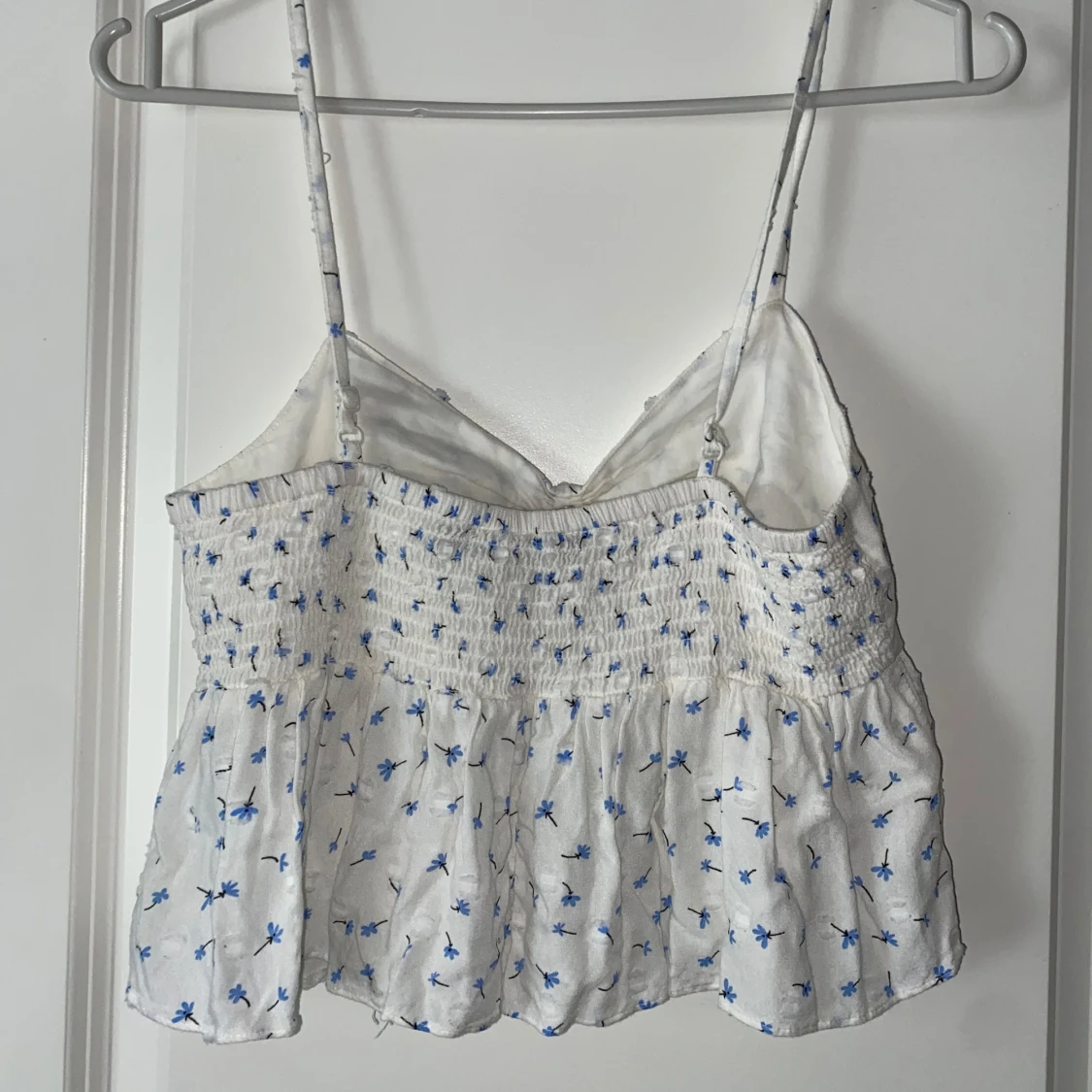 Vit blommig linnetopp från Bik Bok - 1