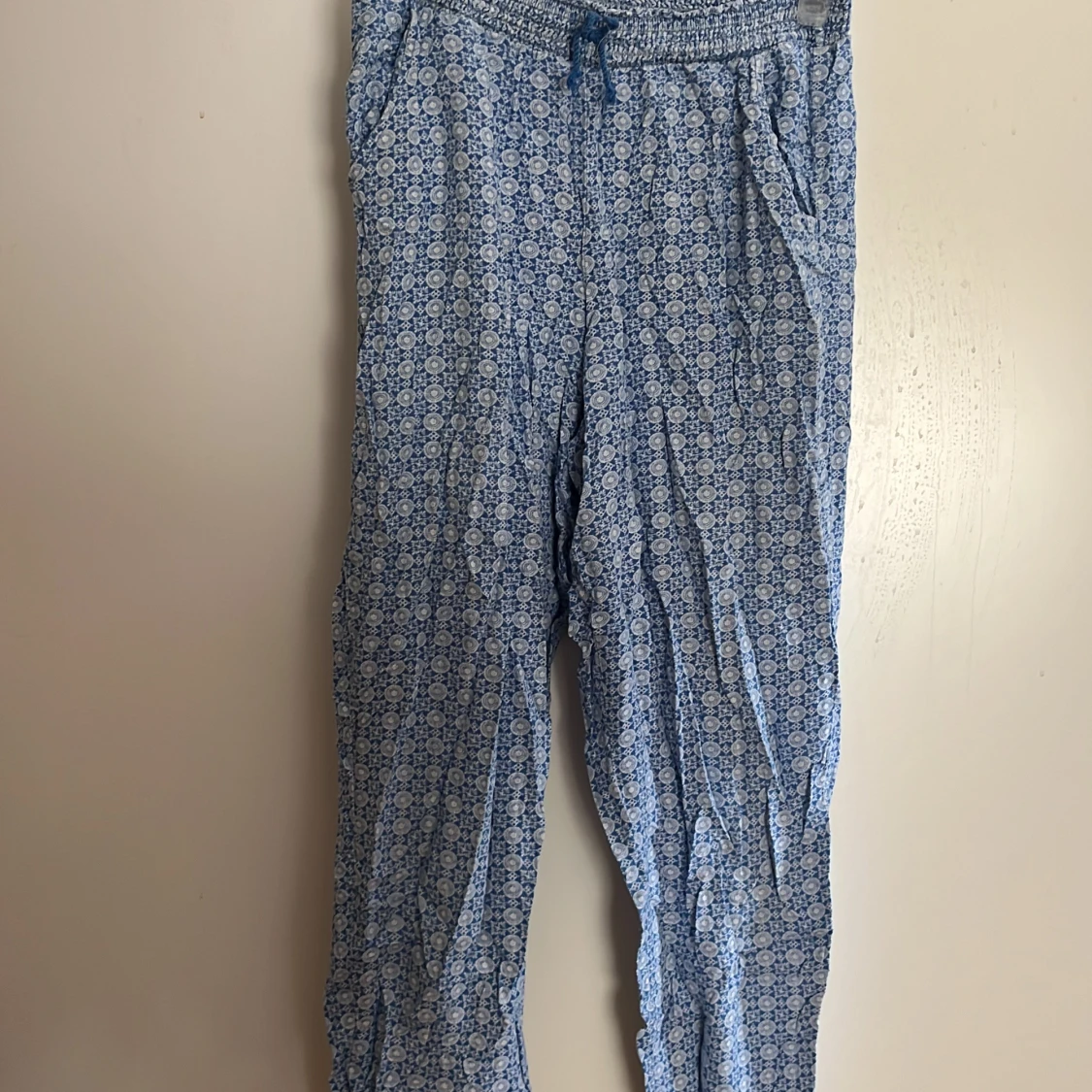 Blåmönstrade byxor med snörning
