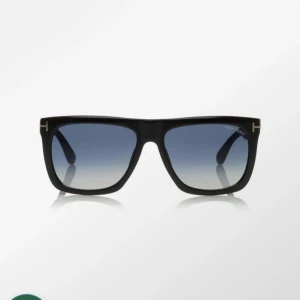 Svarta solglasögon från Tom Ford - Snygga svarta solglasögon från Tom Ford med fyrkantig form och diskreta gulddetaljer vid skalmarna. Glasen är mörktonade med en blågrå gradient. Ramen är i blank plast och ger en clean och modern vibe.