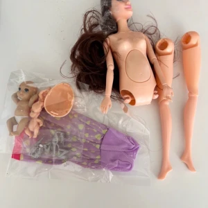 Lila strumpor med gula hjärtan - Säljer ett par lila strumpor med gulliga gula hjärtan. Strumporna är i ett mjukt material och har en klassisk form. Perfekt för dig som vill ha lite färg och mönster på fötterna.