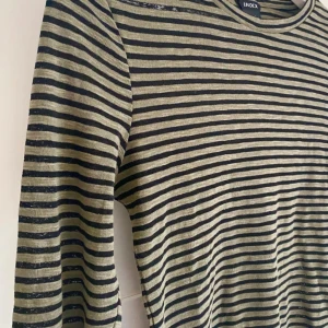 Randig långärmad topp från Lindex - Snygg långärmad tröja från Lindex i storlek S. Grön/svart randig, lite genomskinlig.