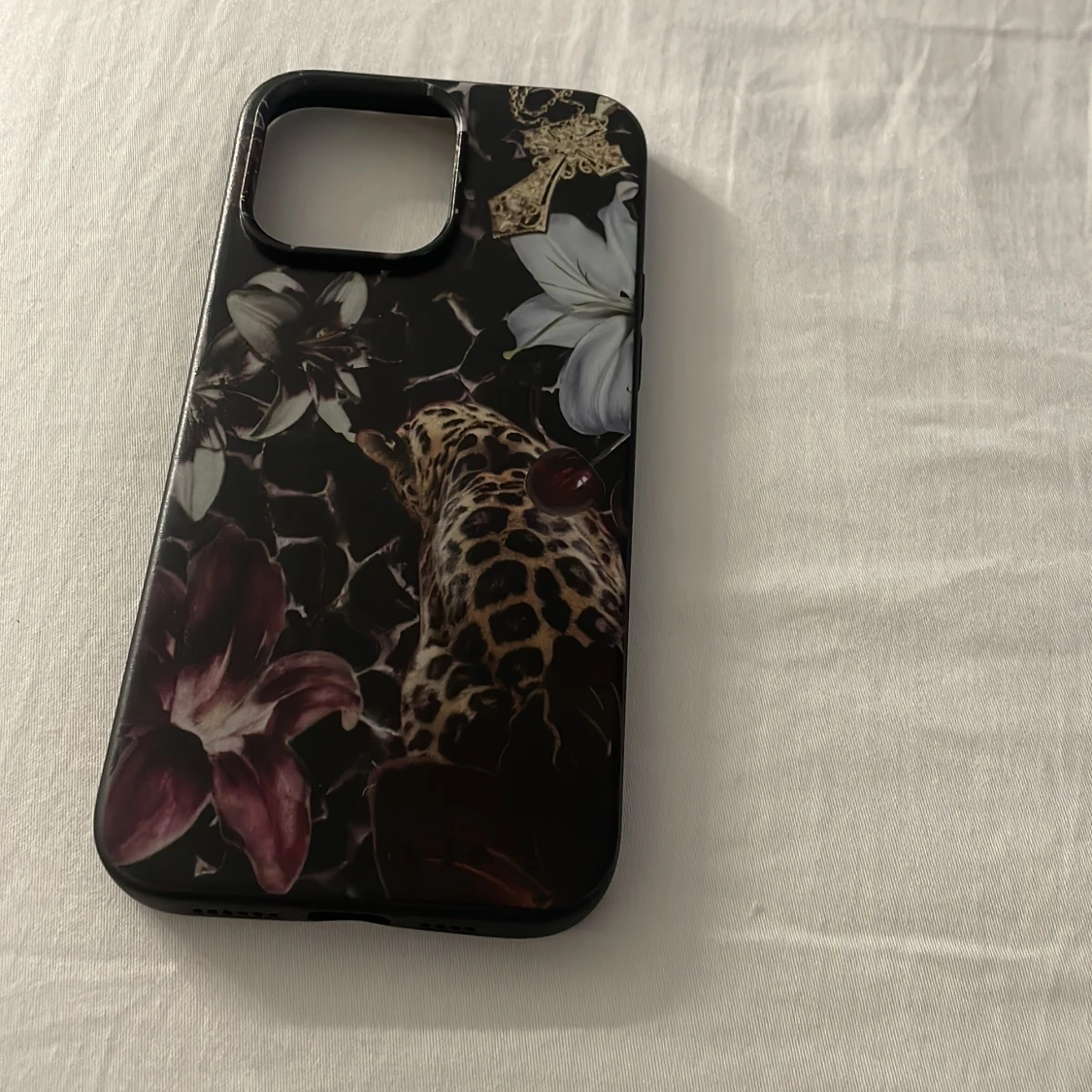 Mobilskal med leopard och blommor