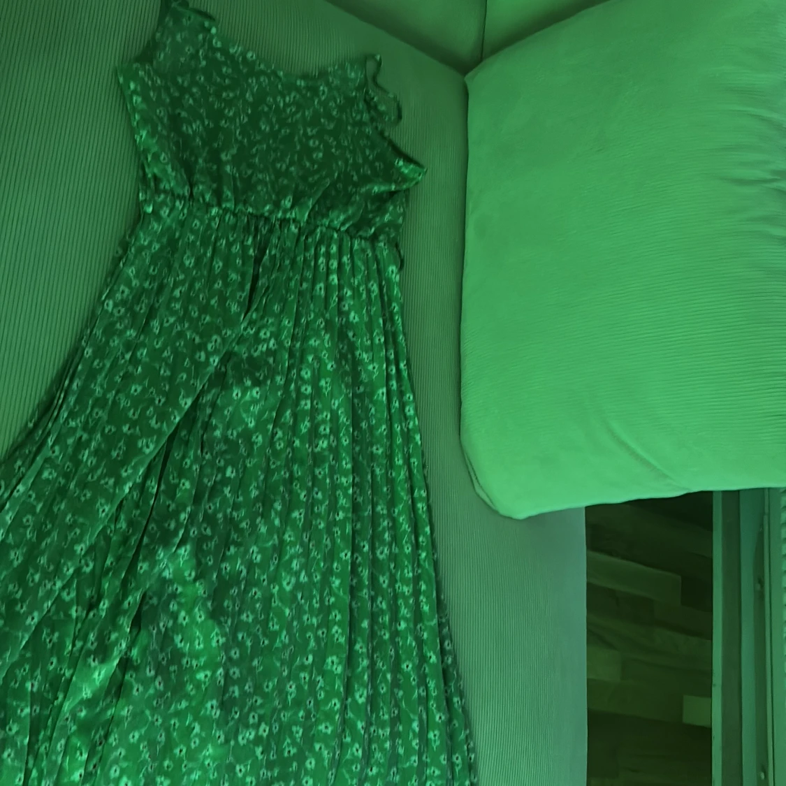 Grön blommig långklänning med smala axelband - 1