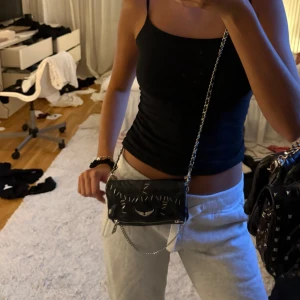 Zadig Voltaire väska - Supersnygg Zadig väska! Storlek nano, knappt använd! Bra skick förutom en liten bit på långa bandet där svarta lädret har blivit lite löst från kedjan!❤️