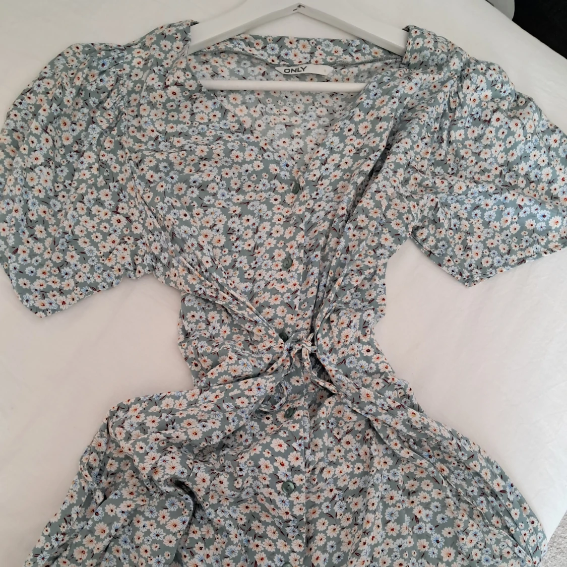 Blommig kortklänning från ONLY - 3
