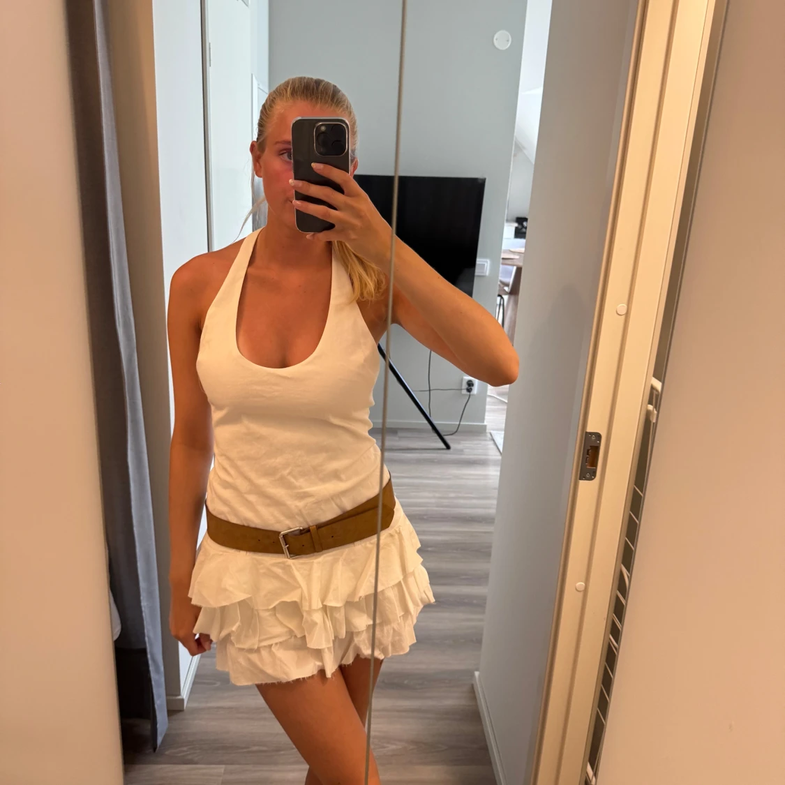 Vit kort volangklänning med bälte - 2