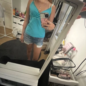 Turkost linne med glitter spets - Jätte snygg turkos/blå linne med glittrig spets perfekt för varma sommar dagar!