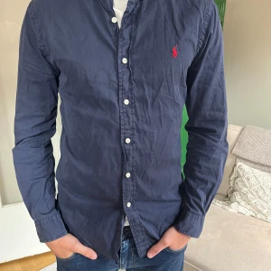 Ralph Lauren skjorta S - Säljer en fet Ralph Lauren skjorta, slimfit i storlek small. Skriv vid minsta fråga!