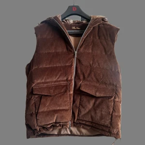 Stenströms väst - Säljer efterfrågad Stenströms väst. Använd ca 3 gånger köpt på NK och inga defekter. Är XL men sitter som en L. Bara att fråga vid funderingar eller fler bilder! 