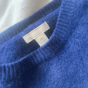 Blå stickad tröja från Gap -  En marinblå stickad tröja, den är lite tajt vid armarna. Har hål vid en av armarna syns på en av bilderna. Annars är den hel. Vet inte va de är för märke och inte storlek heller men tror xs/s