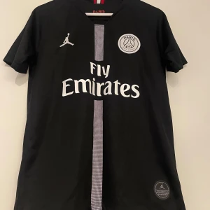 PSG svart fotbollströja - Svart PSG fotbollströja. Använd 1 gång.