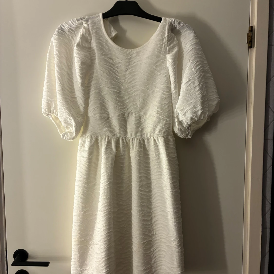 Vit kort klänning med öppen rygg - 2