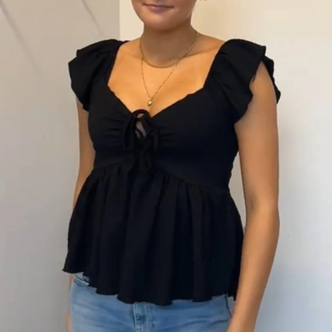 Svart blus med volangärm från Lager 157