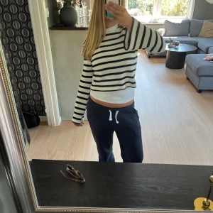 Stickad magtröja🫶🏼 - Jag säljer min stickade randiga magtröja då den inte kommer till användning längre, den är använd många gånger men är i bra skick💘 Ärmarna är lite utsvängda🫶🏼