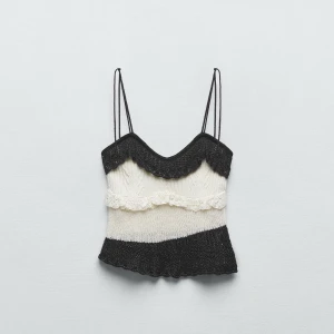 Stickad svartvit linnetopp med volang - Supersöt stickad topp, så perfekt på sommaren! Knappt använts så superfint skick!🙌🏽❤️‍🔥