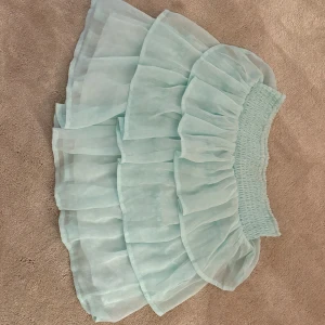 Ljusblå volangkjol med resår - Då rosa kjolen blev såld så finns den blåa kvar.